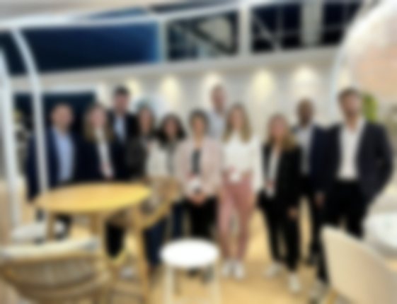 L'équipe sur le stand du congrès (photo floutée)